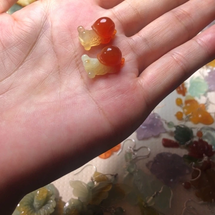 唐***妇未镶嵌蛇纹石玉耳坠