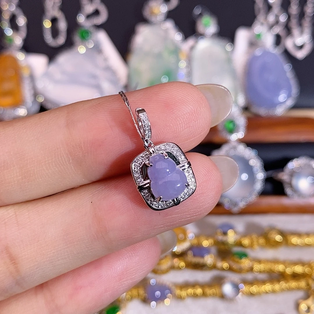 翡翠18K金镶嵌颈饰吊坠