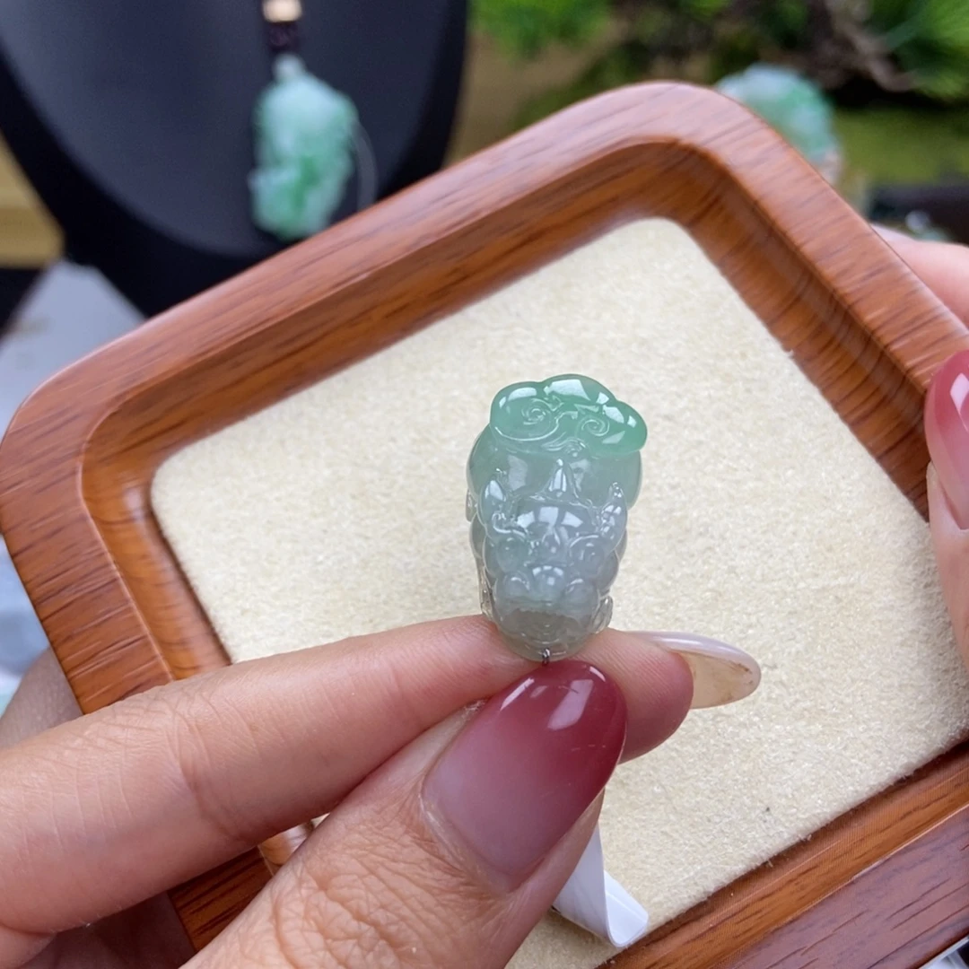 颈饰未镶嵌翡翠正身如意貔貅 冰果绿