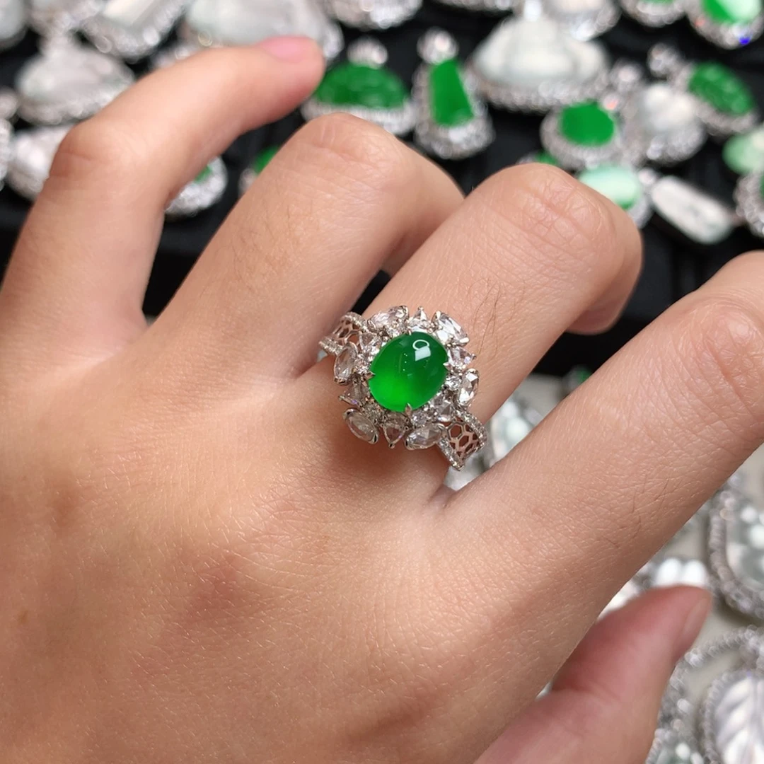 颈饰18K金镶嵌翡翠戒指