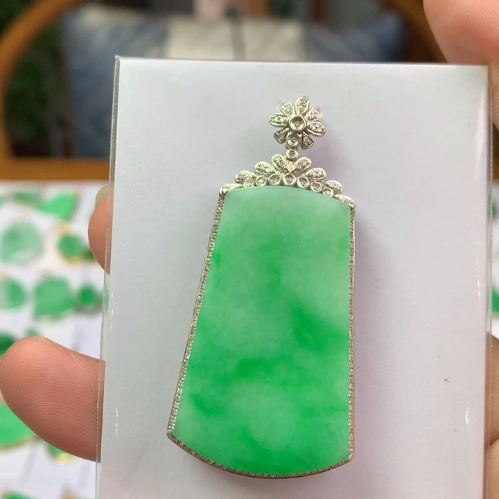 颈饰18K金镶嵌翡翠翡翠吊坠