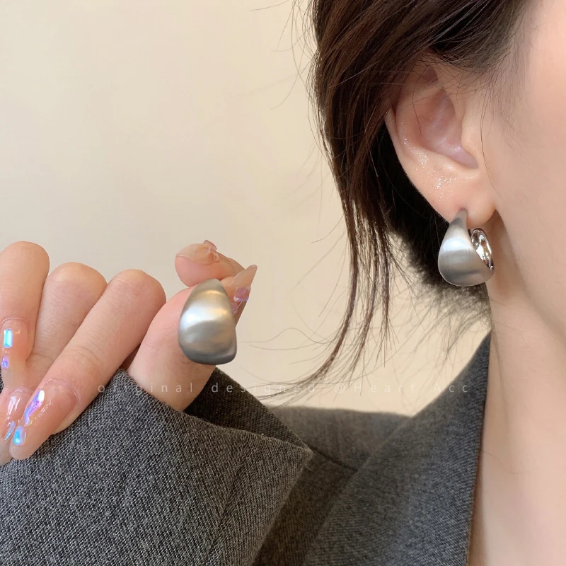 韩系银色磨砂拉丝C型耳钉女简约冷淡高级感耳环时尚气质百搭耳饰
