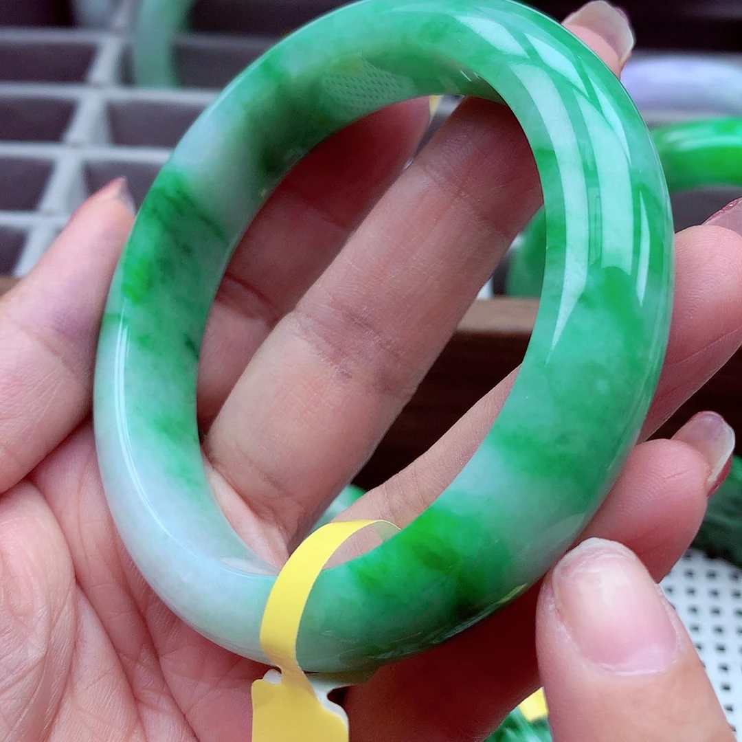 翡翠手镯未镶嵌翡翠