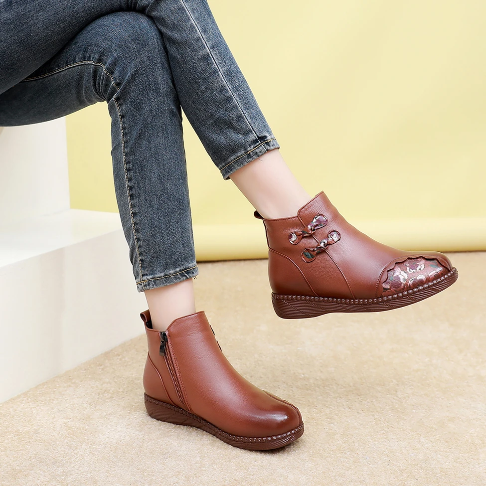 真皮软底平底妈妈鞋春秋单靴百搭软底防滑短靴中老年加绒保暖棉靴