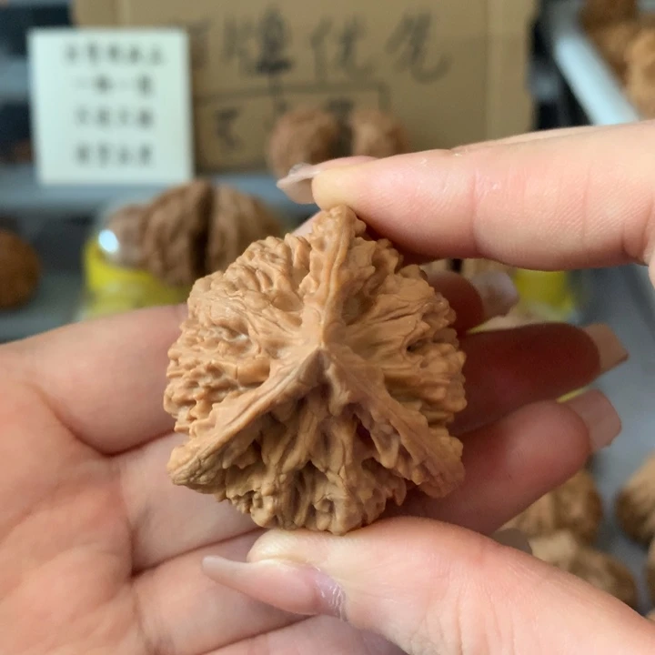 刚***好文玩核桃吊坠异形单只，有瑕疵