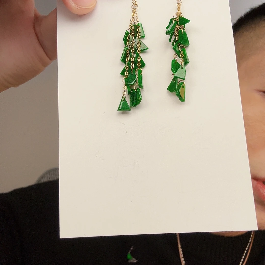 翡翠未镶嵌颈饰一对