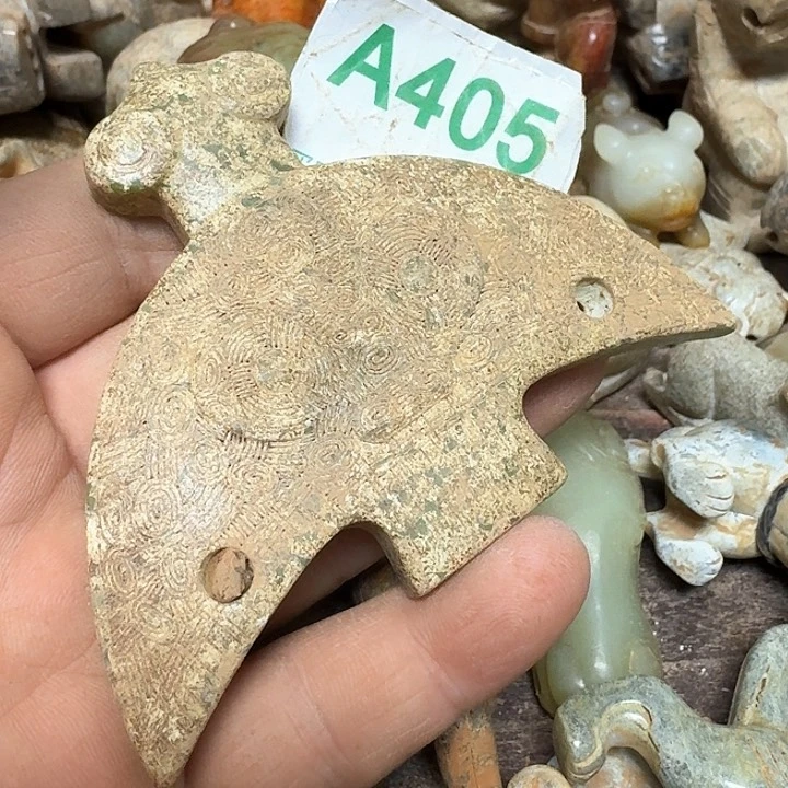 蛇纹石玉颈饰未镶嵌