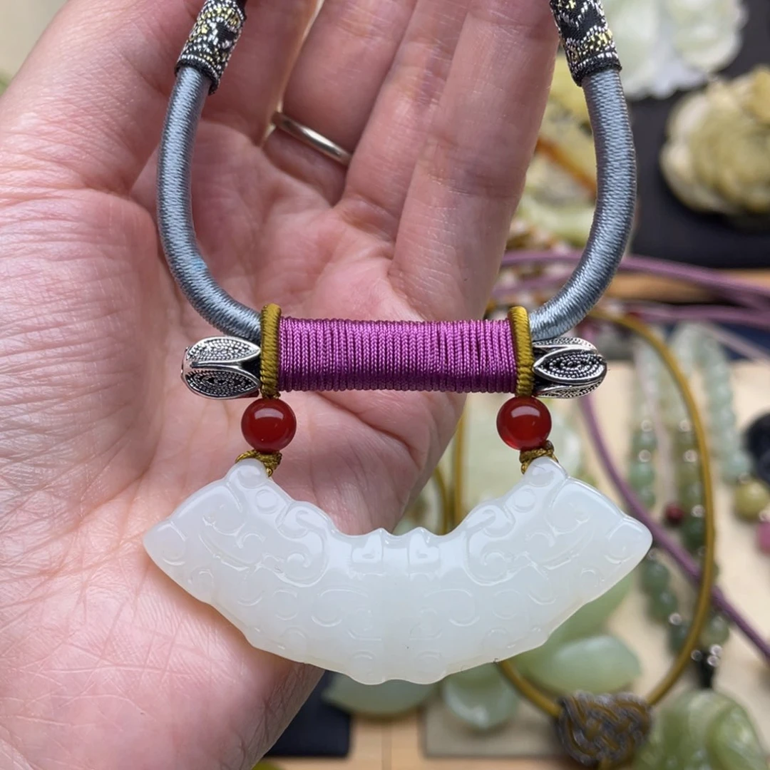 蛇纹石玉颈饰未镶嵌