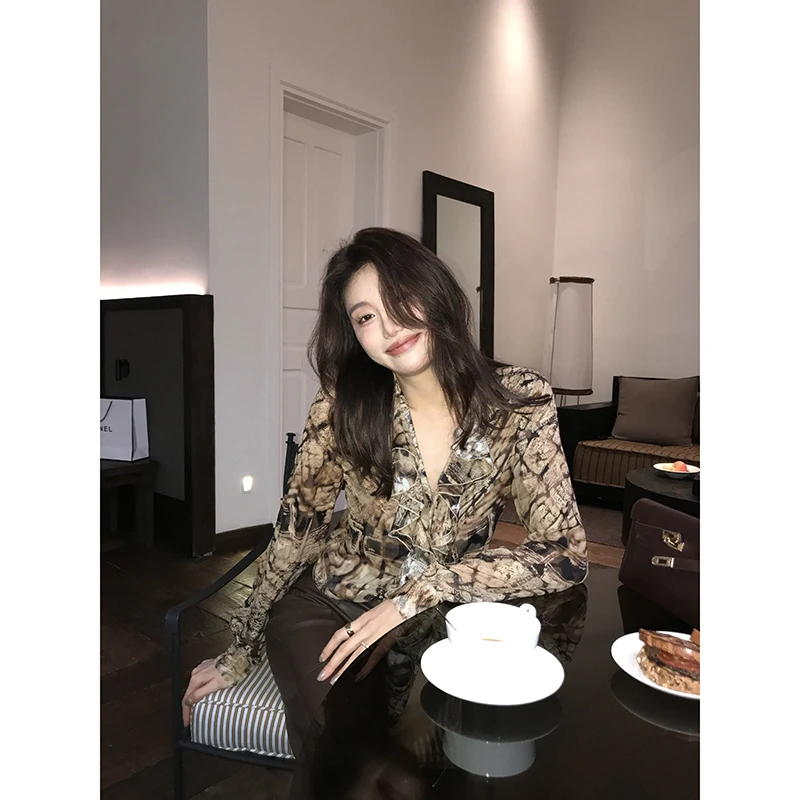 【ALONE SAVOR】 龍喜儿 秋季复古印花木耳边衬衫长袖V领小衫J669