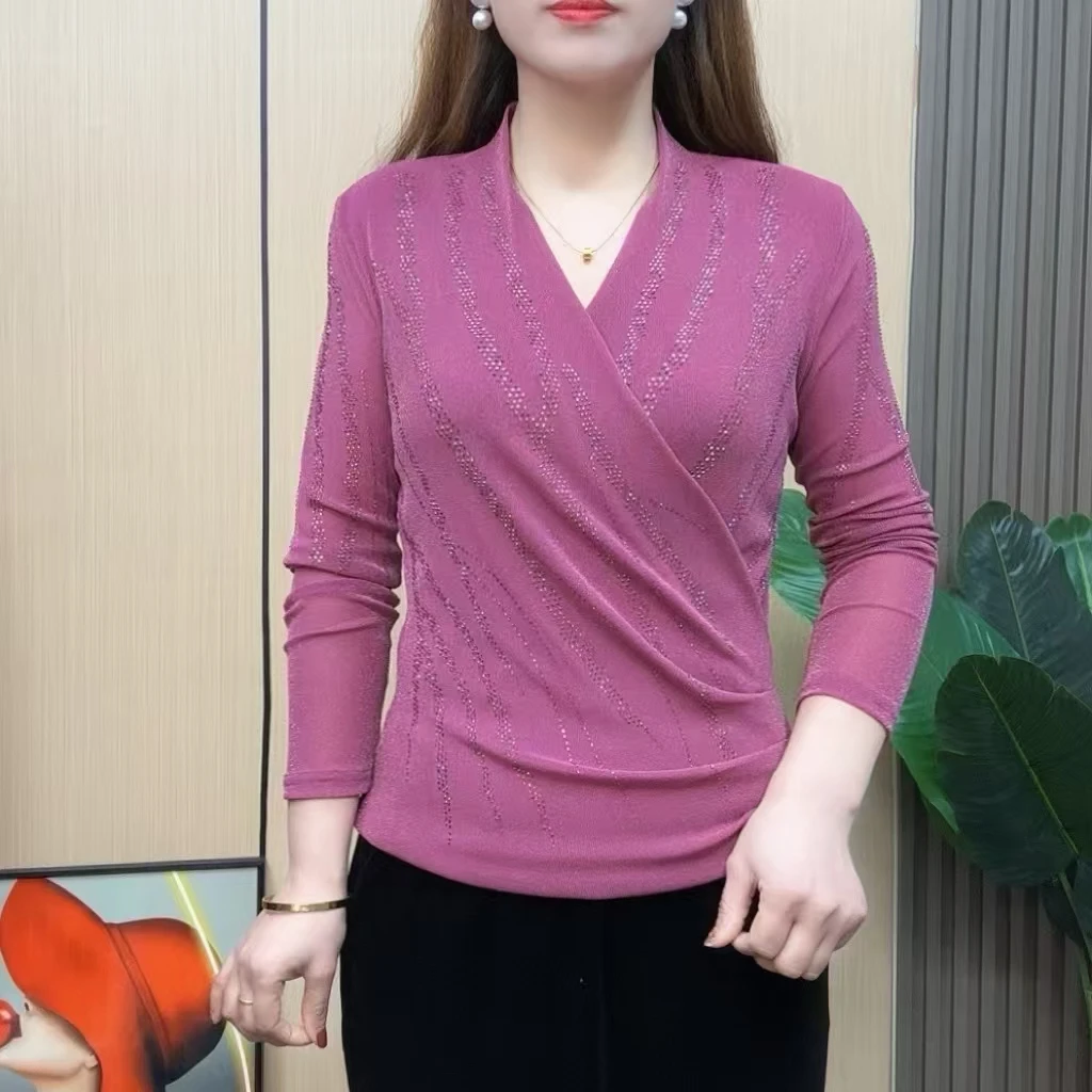 2025年春季新款重工烫钻交叉v领百搭女士上衣亲肤显瘦时尚气质款