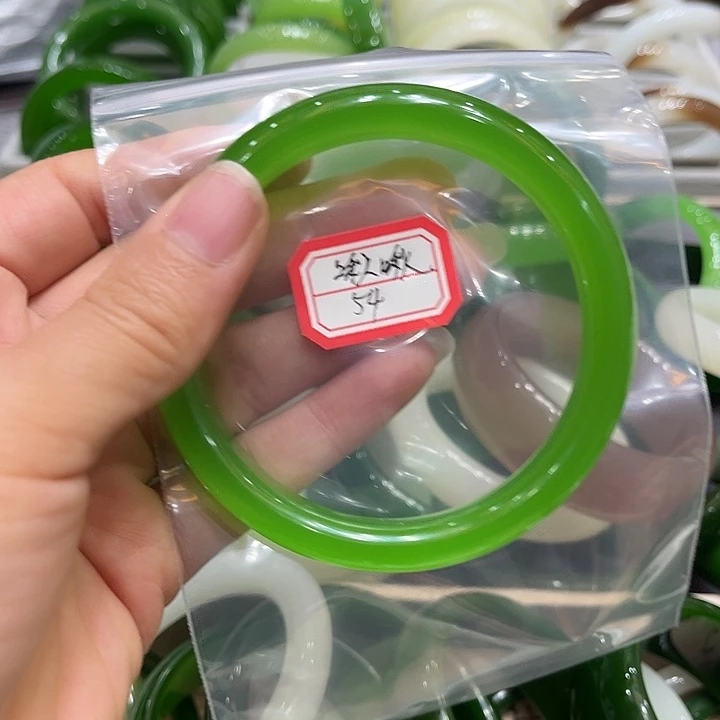 啾***啾未镶嵌手镯和田玉