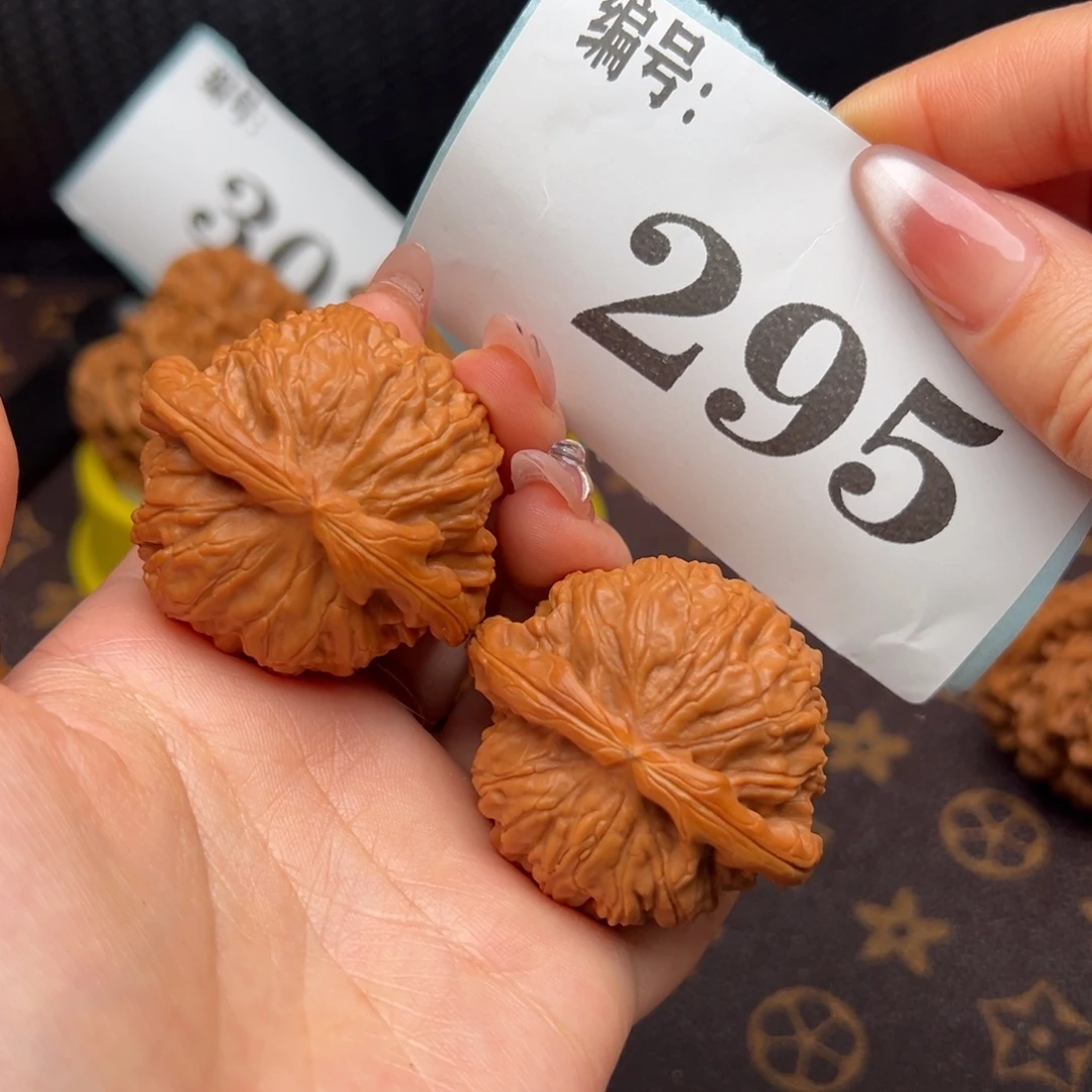 文玩核桃把件4.4白狮子295