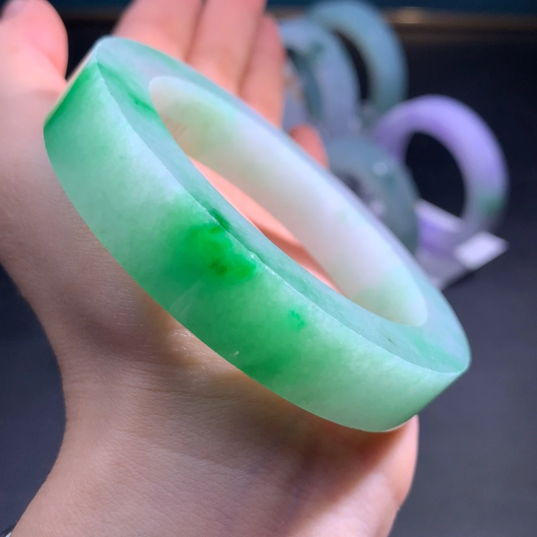 未镶嵌辣绿定制翡翠