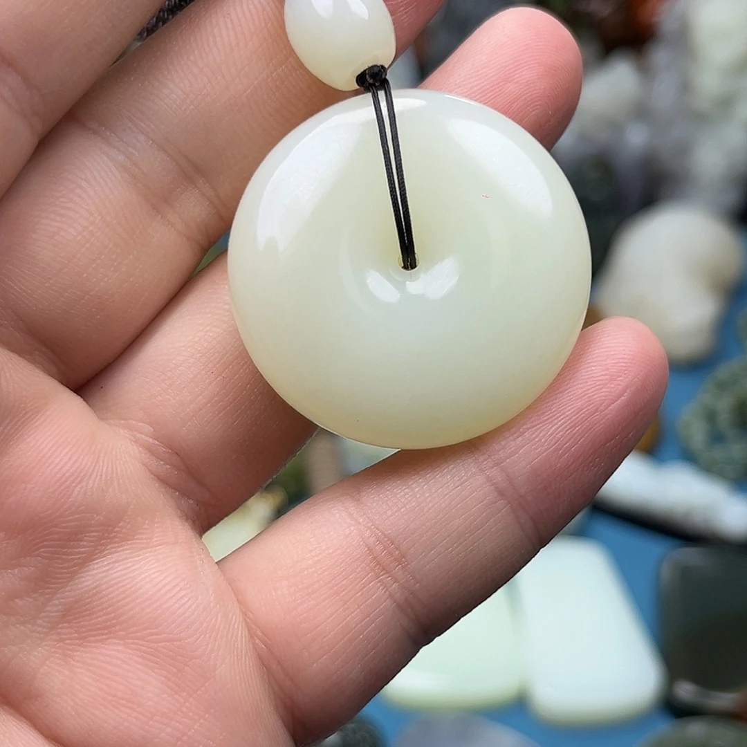 和田玉未镶嵌颈饰且末料细度过灯