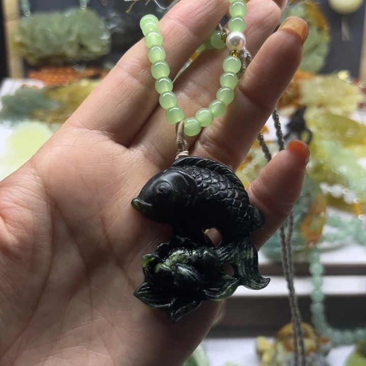 蛇纹石玉未镶嵌颈饰