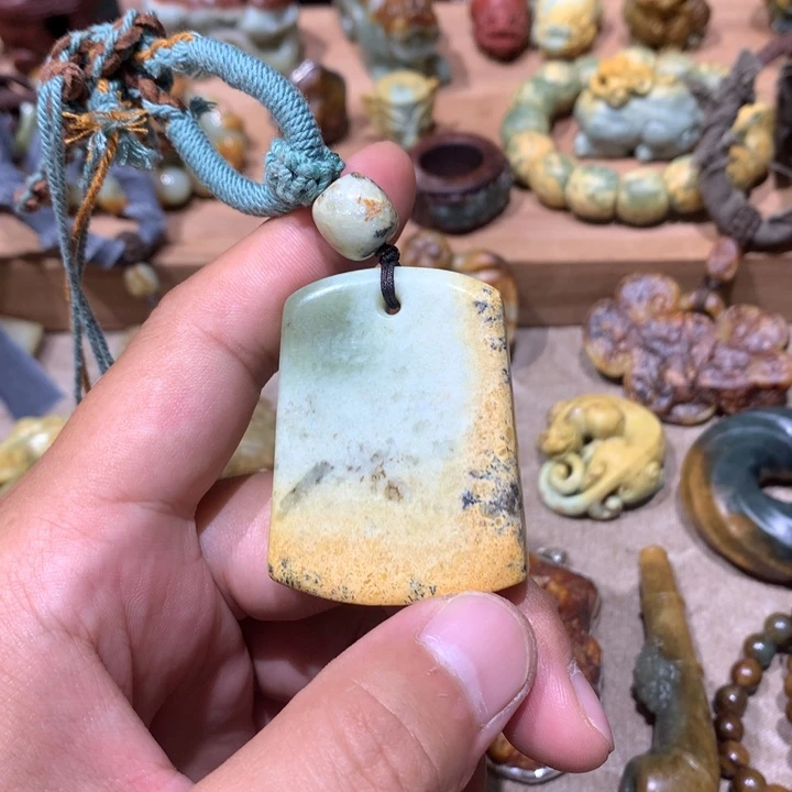 未镶嵌岫岩河磨玉（透闪石质玉）挂件