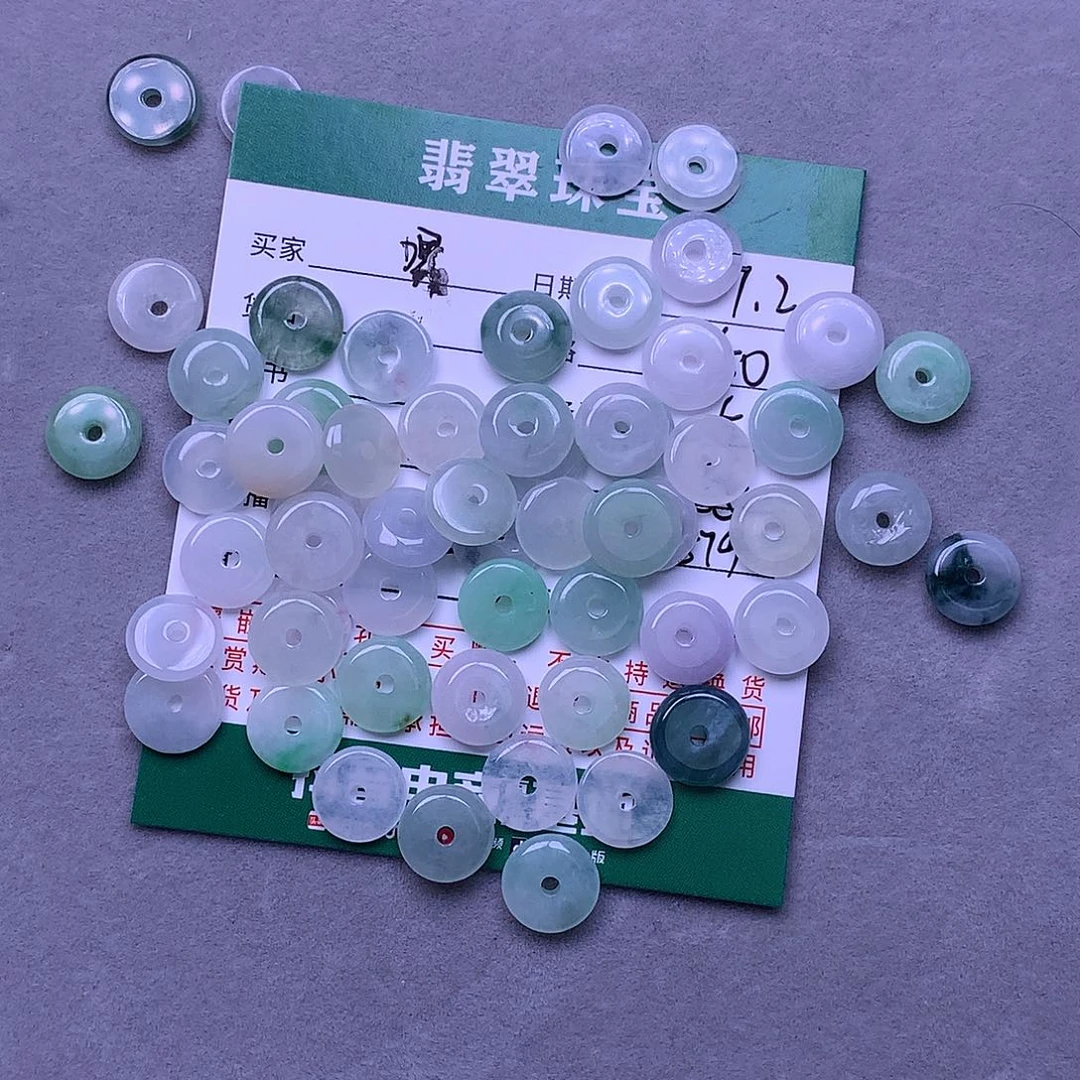 翡翠挂件未镶嵌嗯*。