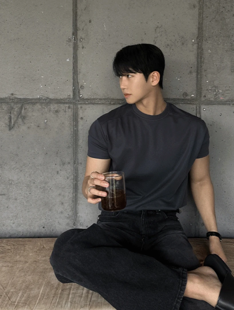 显肩宽修身短袖男圆领运动健身透气半袖夏季休闲上衣纯色男士春夏