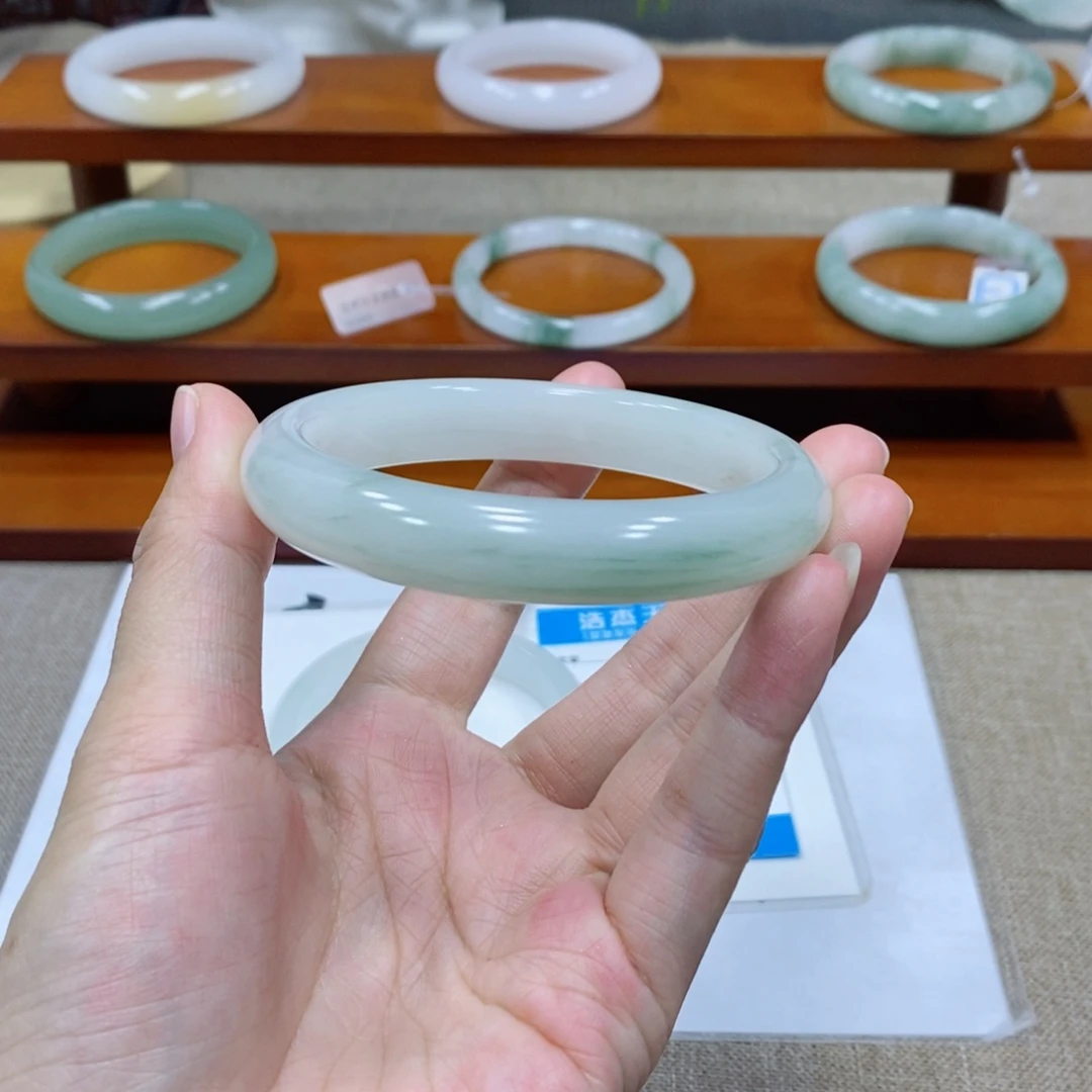 史***比未镶嵌手镯石英质玉