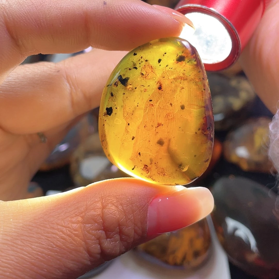 琥珀裸石未镶嵌？