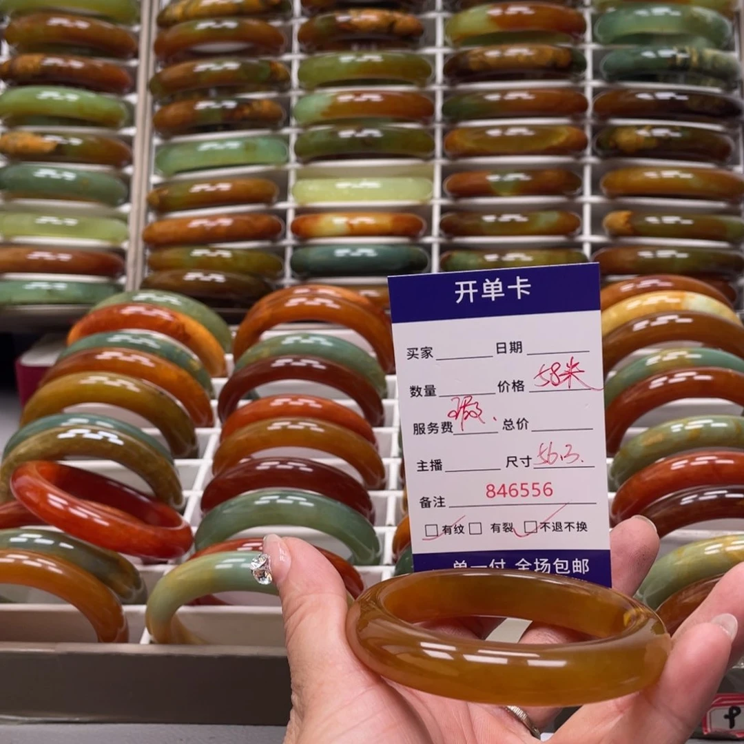 蛇纹石玉手镯未镶嵌是***゛