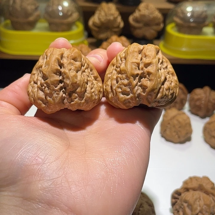 文玩核桃吊坠超****蛤蟆头一只小浮黄