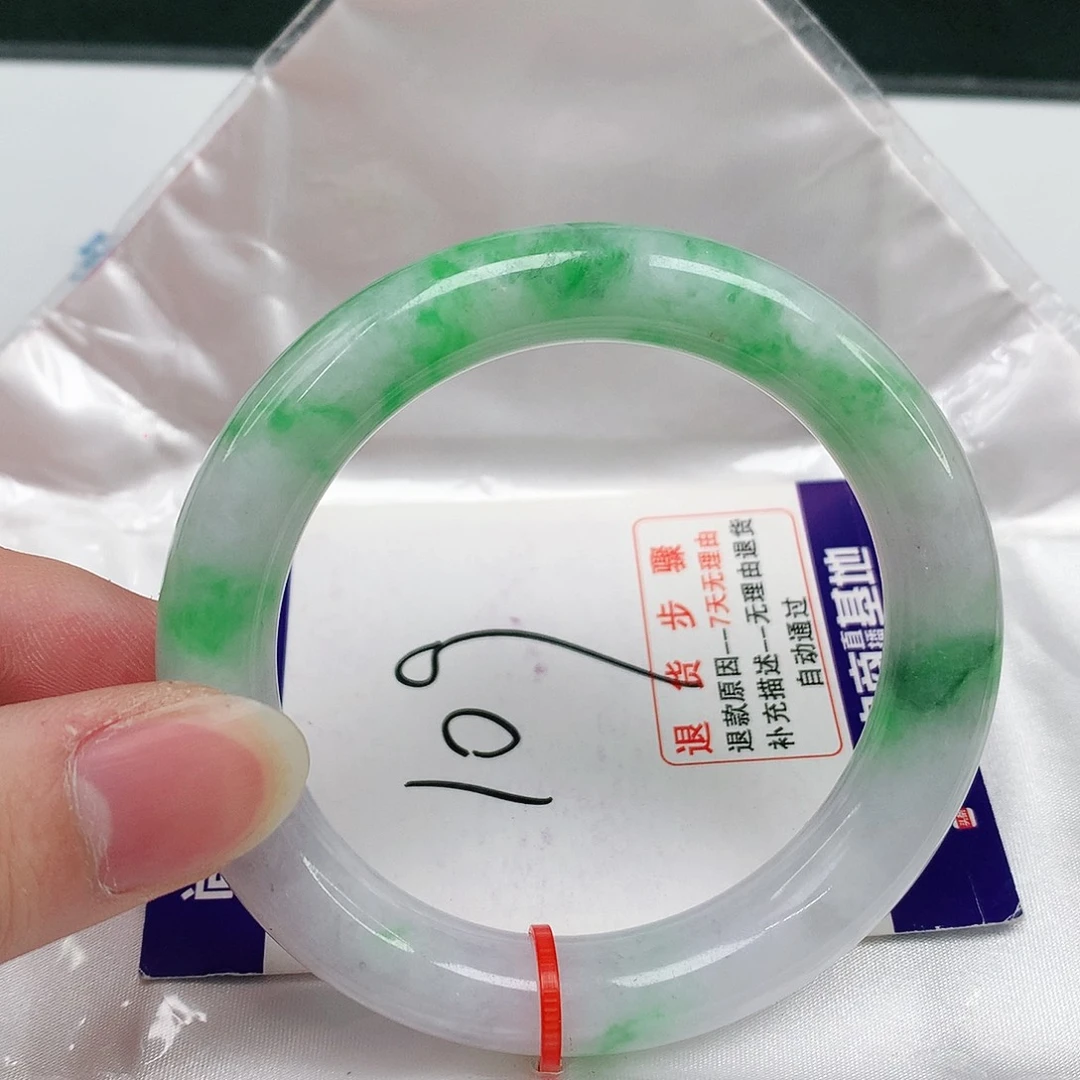 翡翠手镯未镶嵌翡翠