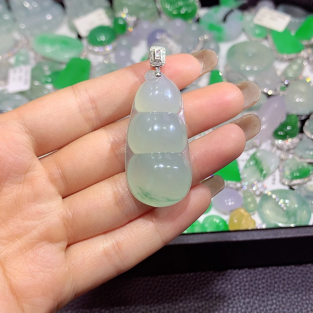 翡翠18K金镶嵌颈饰豆