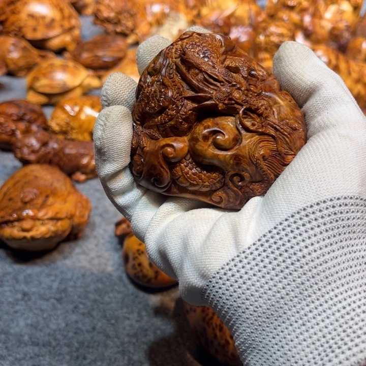 随***缘柏木掌中宝龙把件