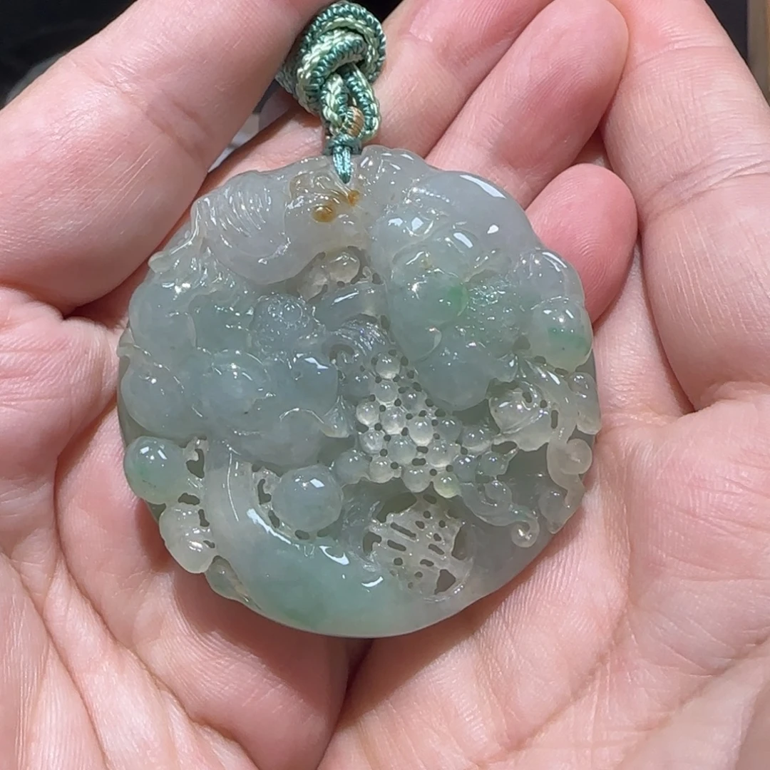 翡翠未镶嵌颈饰。。