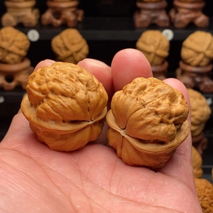 玉***风文玩核桃把件…………………………