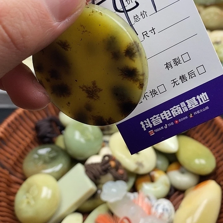 未镶嵌蛇纹石玉颈饰