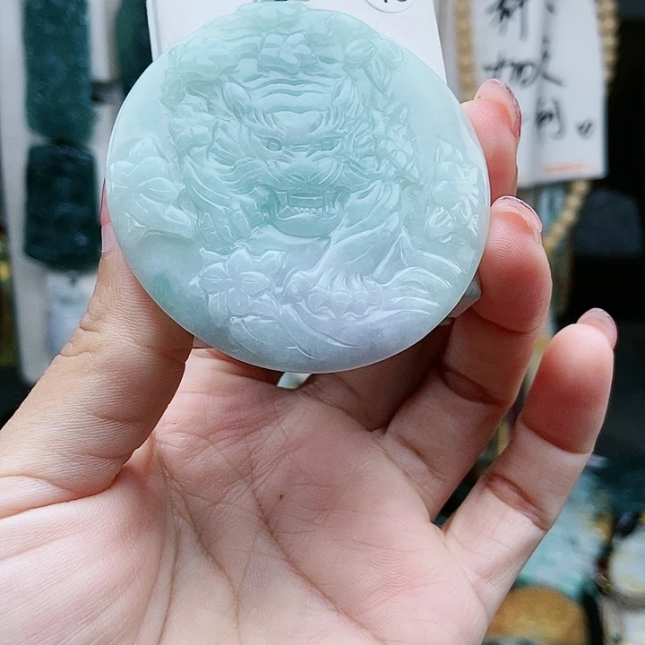 颈饰足铂镶嵌翡翠翡翠