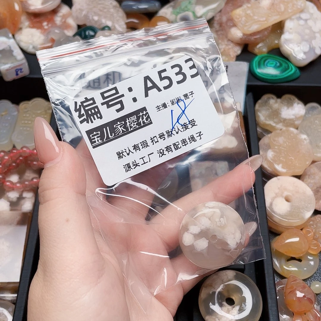 玛瑙/玉髓颈饰银S925镀金镶嵌?****兔