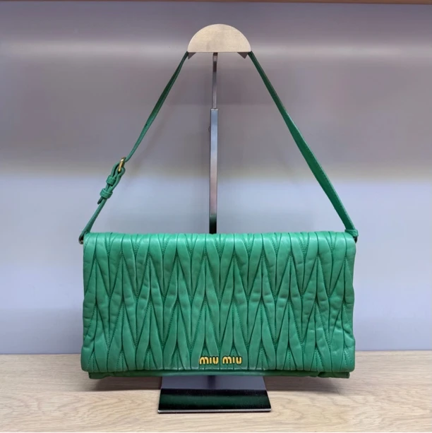 95新 MIU MIU/缪缪 绿色褶皱法棍单肩包