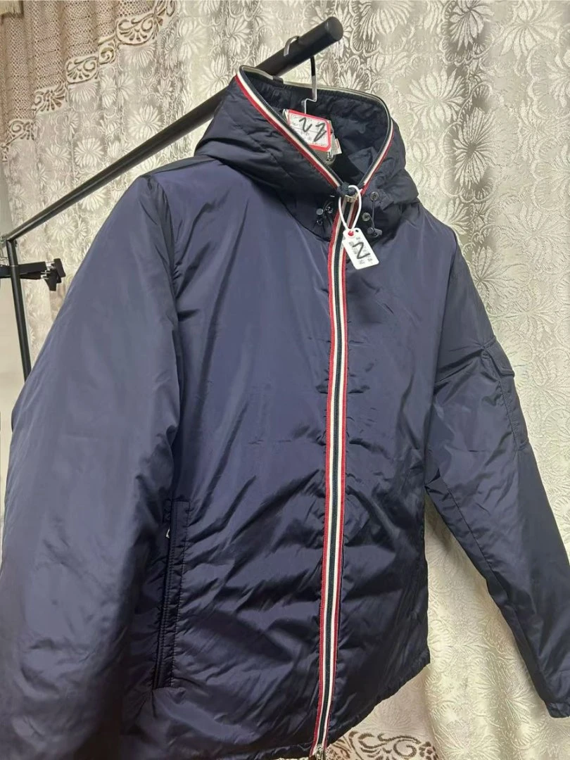 M89萌老师穿的男士连帽轻薄羽绒服