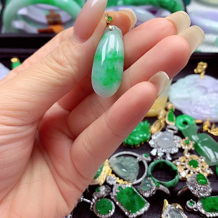 翡翠18K金镶嵌颈饰翡翠