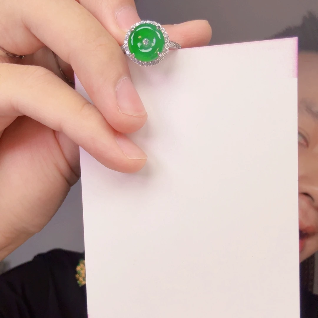 翡翠未镶嵌颈饰一件