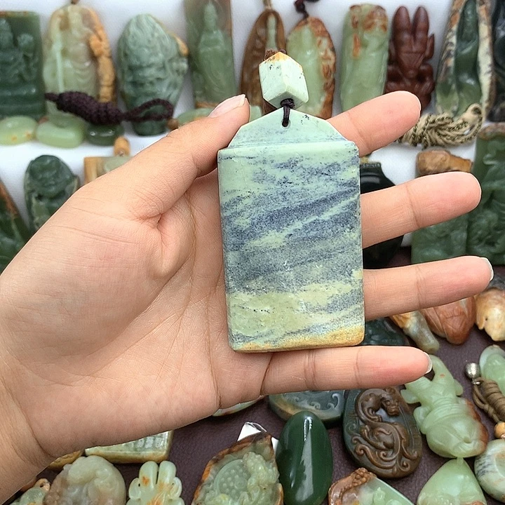 未镶嵌岫岩河磨玉（透闪石质玉）把件