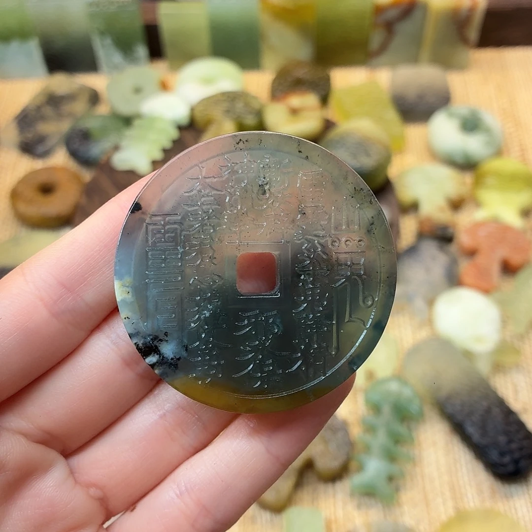 荔***、蛇纹石玉未镶嵌颈饰