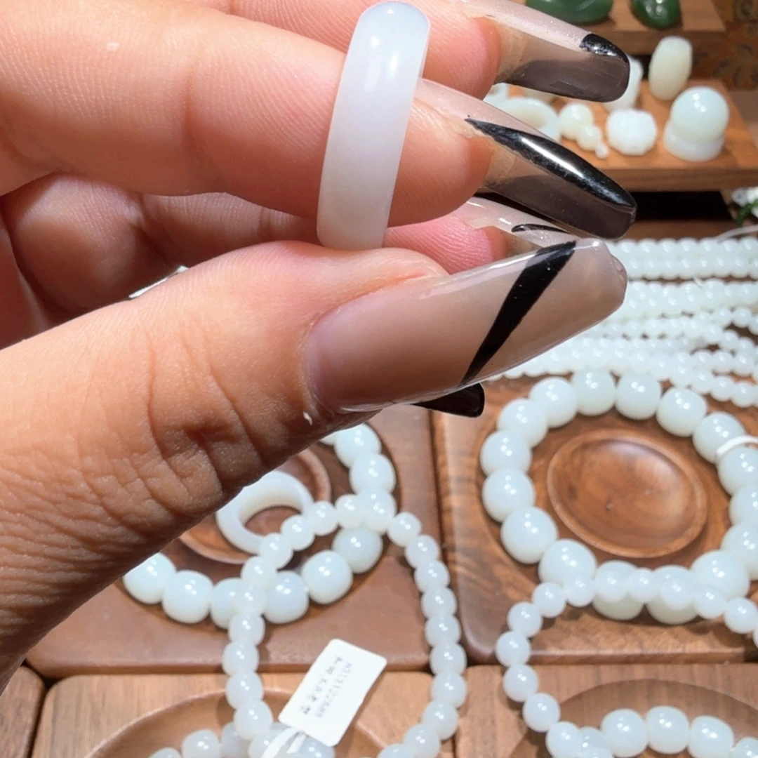 妮****未镶嵌手链和田玉