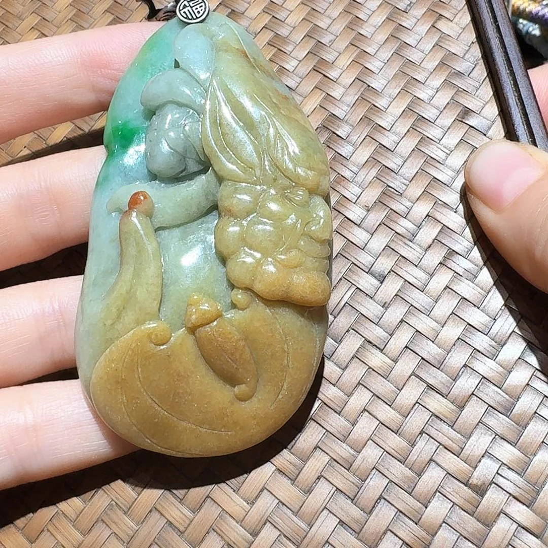 颈饰未镶嵌翡翠个性十足