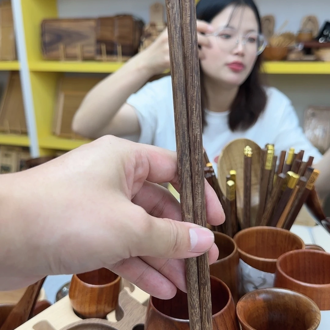 塑料3双 32cm鸡翅木筷子。。。。。