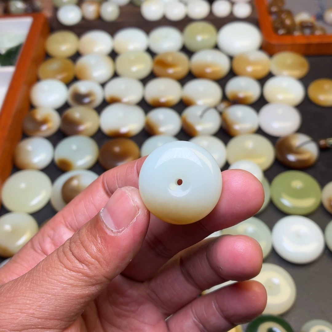 果***多和田玉未镶嵌颈饰