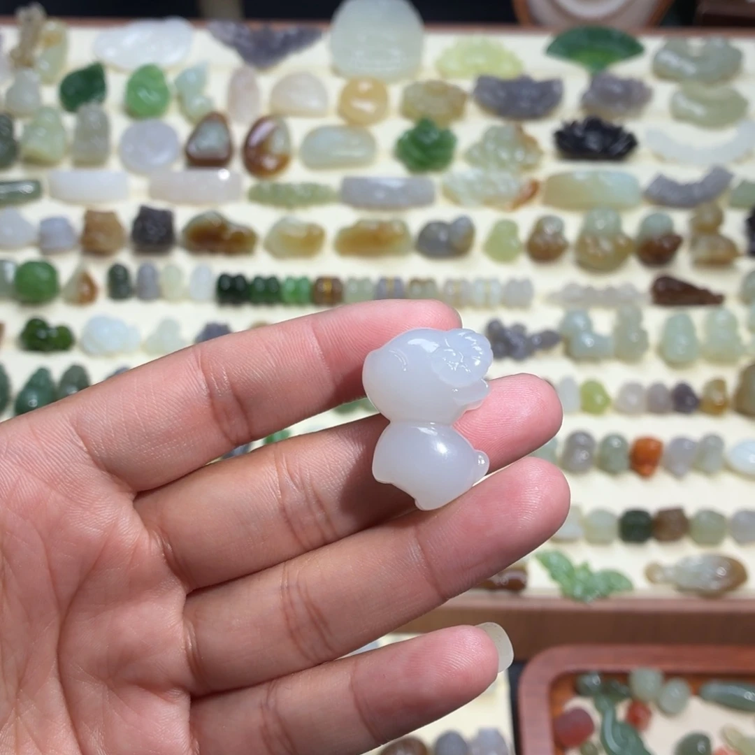 赵***肉和田玉未镶嵌颈饰