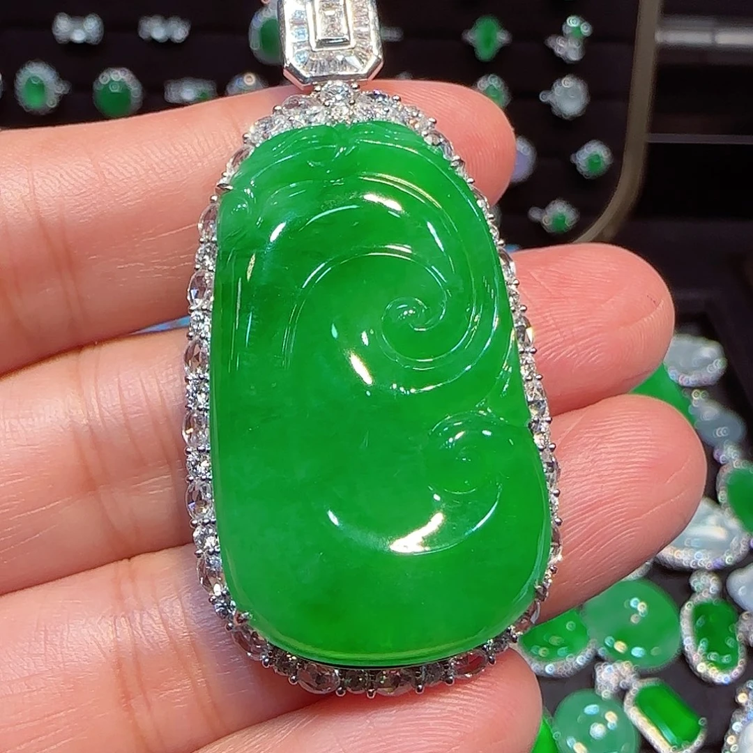 翡翠18K金镶嵌颈饰如意