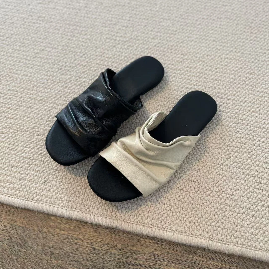 六也「平底褶皱」小众宽面设计极简软羊皮一字带露趾懒人凉拖L814