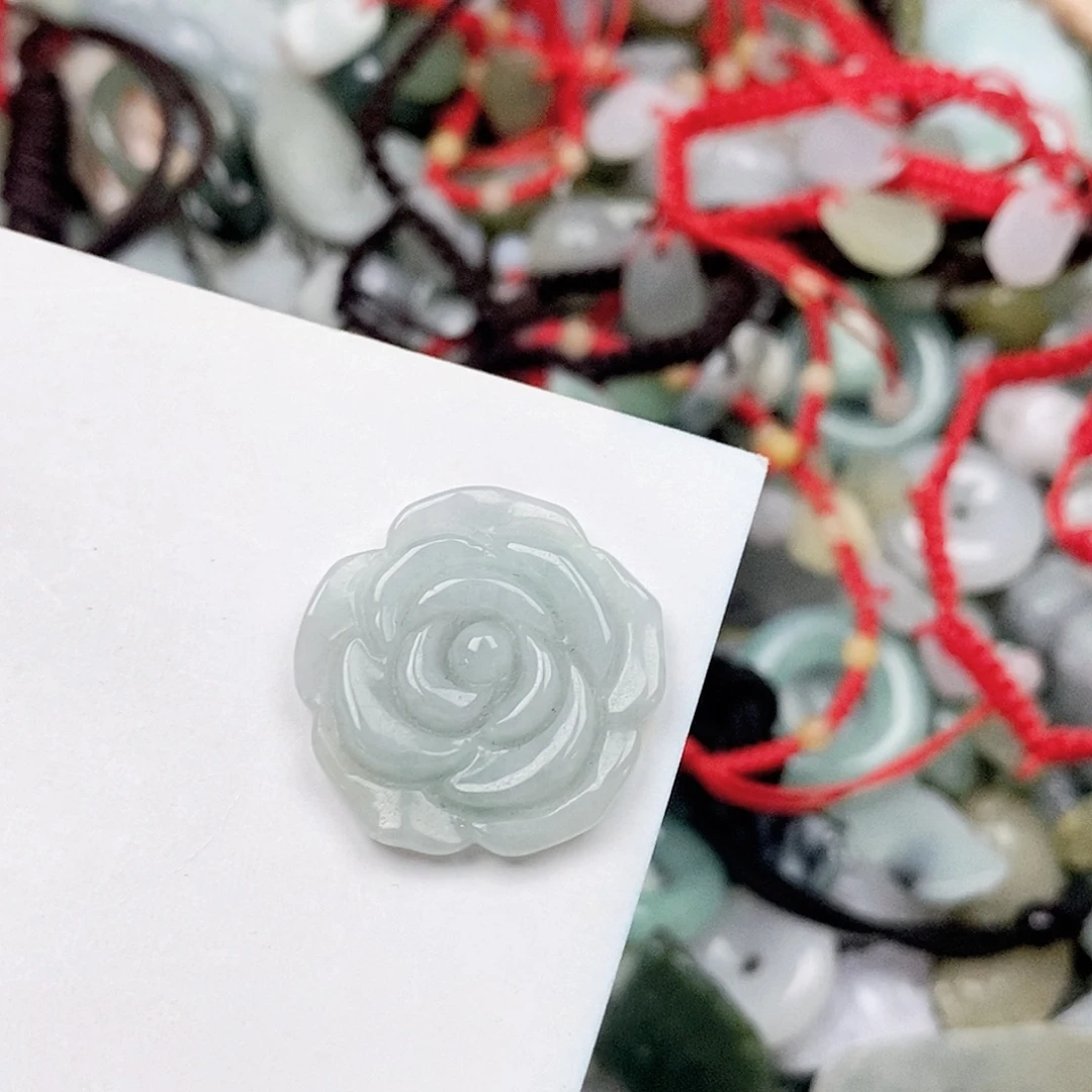 翡翠未镶嵌颈饰玫瑰