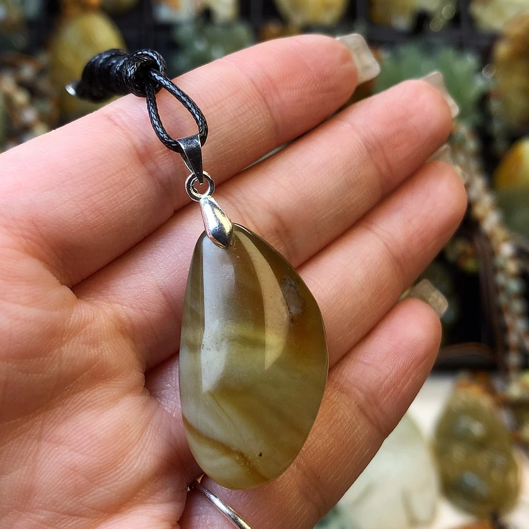 蛇纹石玉颈饰未镶嵌卢*卓