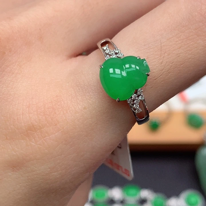 18K金镶嵌戒指翡翠翡翠